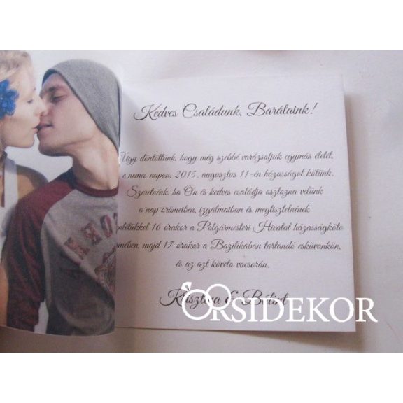 Fényképes esküvői meghívó szalaggal átkötve