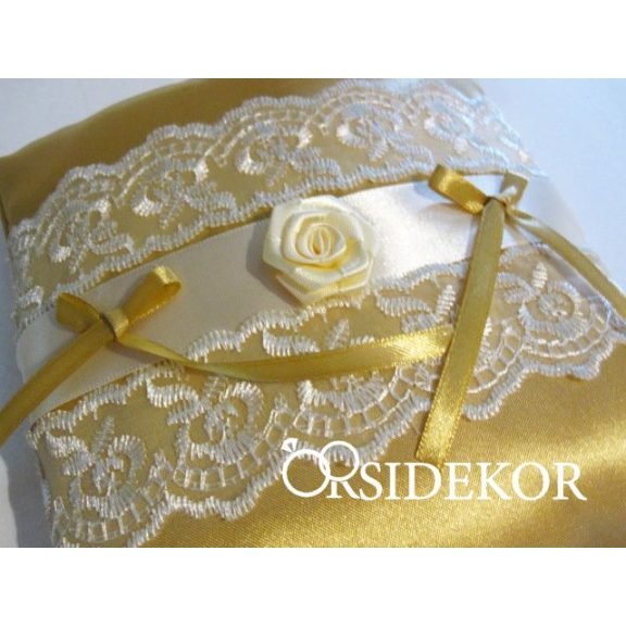 Arany gyűrűpárna csipkével, szalaggal és virággal