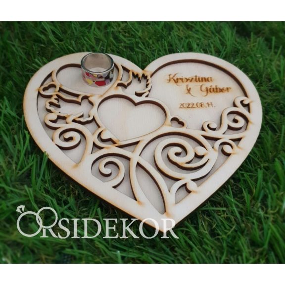 Egyedi fa gyűrűhordozó szíves indás