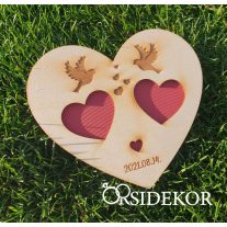 Egyedi fa gyűrűhordozó szív, galambokkal