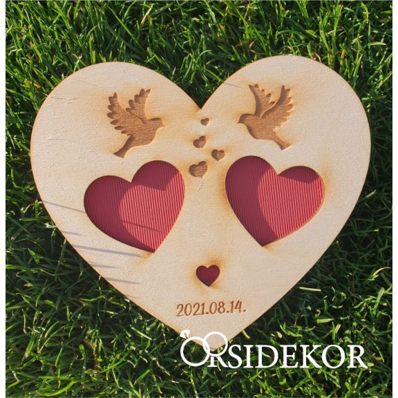 Egyedi fa gyűrűhordozó szív, galambokkal