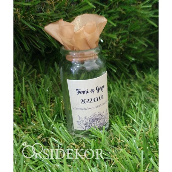 Köszönetajándék üvegcse egyedi címkével