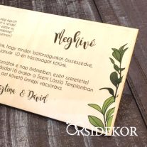 Esküvői meghívó fából, nyomtatott greenery grafikával