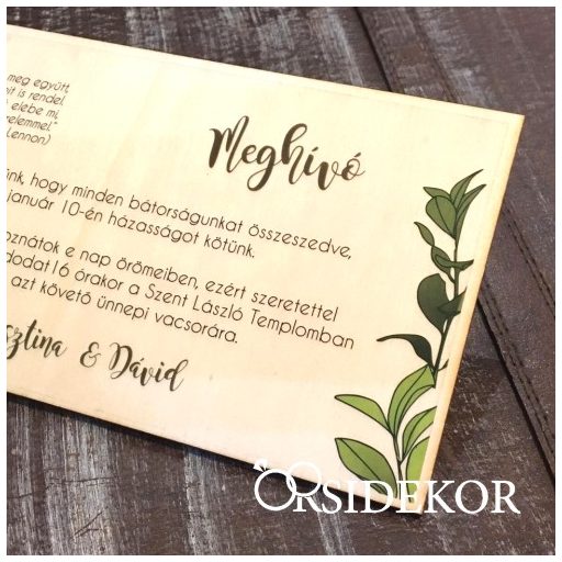 Esküvői meghívó fából, nyomtatott greenery grafikával