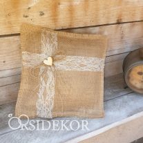   Juta gyűrűpárna kis fa szívvel, csipkével és spárgával