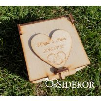   Nyitható gyűrűtartó doboz fából, gravírozott mintával