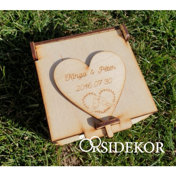 Nyitható gyűrűtartó doboz fából, gravírozott mintával