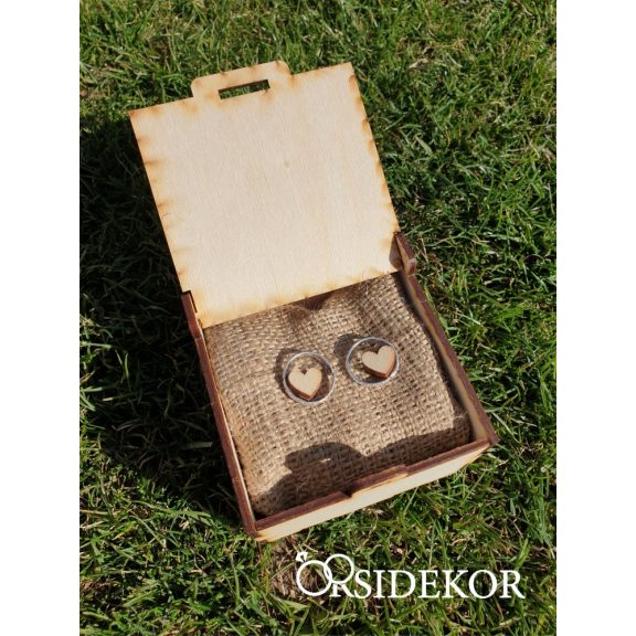 Nyitható gyűrűtartó doboz fából, gravírozott mintával