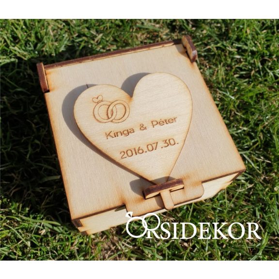 Nyitható gyűrűtartó doboz fából, gravírozott mintával
