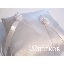 Gyűrűpárna szalaggal és virággal díszítve