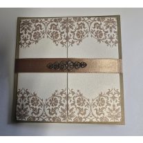 Esküvői meghívó szalaggal és fém dísszel