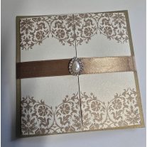 Esküvői meghívó szalaggal és gyönggyel 