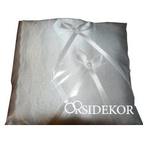 Gyűrűpárna csipkével, szalaggal és gyönggyel