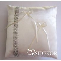 Gyűrűpárna szalaggal és strasszkövekkel