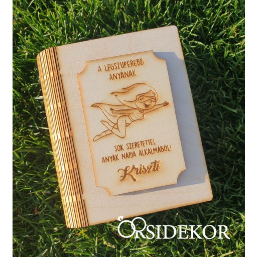 Könyv alakú szülőköszöntő doboz fa rátéttel díszítve