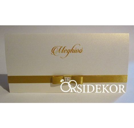 Esküvői meghívó szalaggal és gyönggyel díszítve Esküvői meghívó szalaggal és gyönggyel díszítve