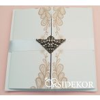 Esküvői meghívó csipkével és pillangós fém dísszel