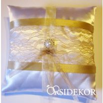 Gyűrűpárna csipkével, szalaggal és gyönggyel