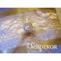 Gyűrűpárna csipkével, szalaggal és gyönggyel