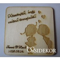   Esküvői poháralátét , köszönetajándék fából -esküvői pár motívummal