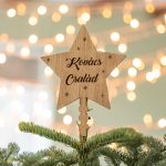 Karácsonyfa csúcsdísz megszemélyesítve