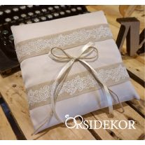 Gyűrűpárna csipkével és szalaggal díszítve