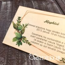 Esküvői meghívó fából, nyomtatott greenery grafikával