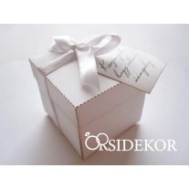   Fehér köszönetajándék doboz szalaggal és ajándékkísérővel