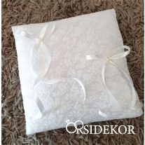 Gyűrűpárna csipkével, szalaggal és gyönggyel