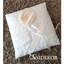 Gyűrűpárna szalaggal, virággal és gyönggyel