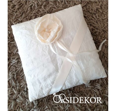 Gyűrűpárna szalaggal, virággal és gyönggyel