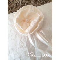 Gyűrűpárna szalaggal, virággal és gyönggyel