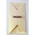 Esküvői meghívó szalaggal és fém dísszel