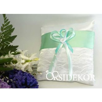 Gyűrűpárna szalaggal és csipkével díszítve