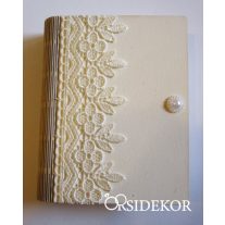 Dobozos gyűrűpárna csipkével és gyönggyel díszítve