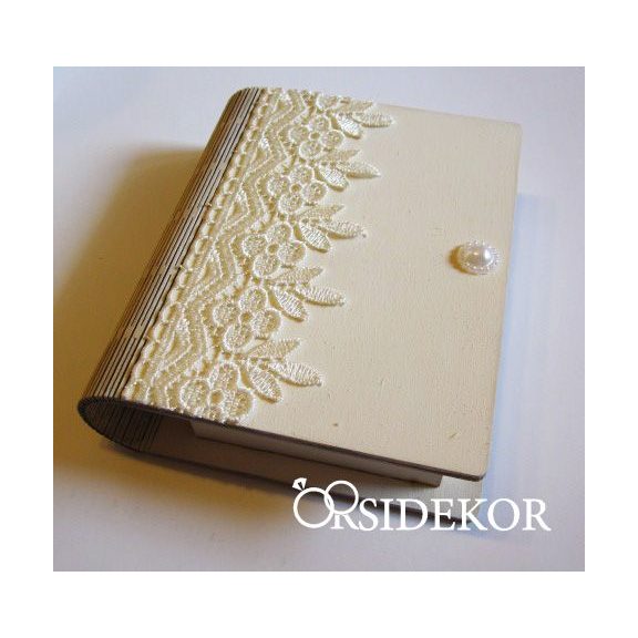 Dobozos gyűrűpárna csipkével és gyönggyel díszítve