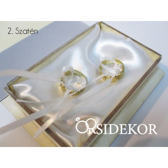 Dobozos gyűrűpárna csipkével és gyönggyel díszítve