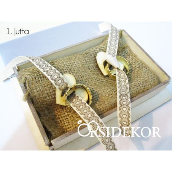 Dobozos gyűrűpárna csipkével és gyönggyel díszítve