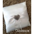 Gyűrűpárna szalaggal és szív dísszel