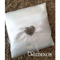 Gyűrűpárna szalaggal és szív dísszel