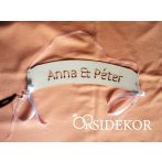 Ívelt tábla esküvőre fából megszemélyesítve