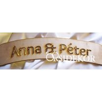 Ívelt tábla esküvőre fából megszemélyesítve