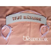 Ívelt tábla esküvőre fából megszemélyesítve