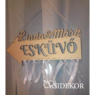 Névre szóló irányító tábla esküvőre fából