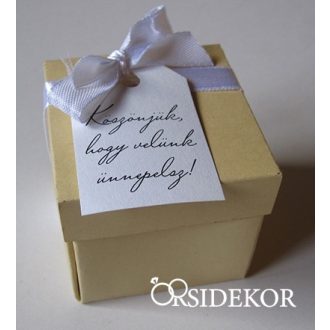 Köszönetajándék-doboz szalaggal átkötve