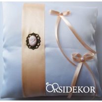 Gyűrűpárna szalaggal és brossal díszítve