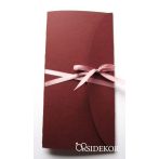 Elegáns esküvői meghívó szalaggal átkötve