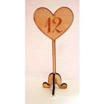 Talpas szív asztalszám fából