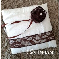 Gyűrűpárna csipkével, virággal és gyönggyel