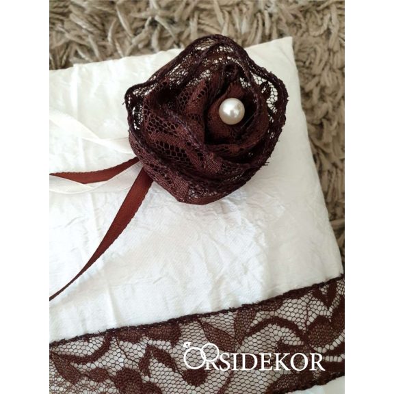 Gyűrűpárna csipkével, virággal és gyönggyel